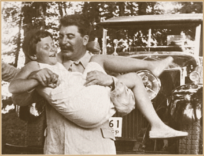 И.В. Сталин с дочерью Светланой..gif